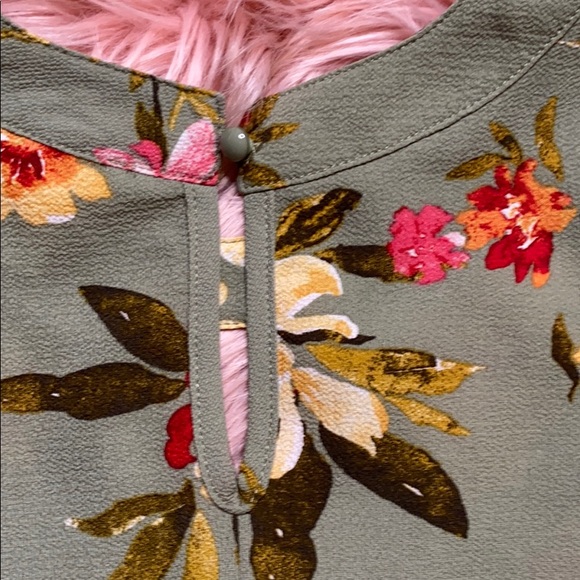 Urban Romantics Green Flower Blouse w/Bell Sleeve - Picture 7 of 8